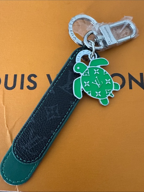The Unbranded Brand Accessories - Green Turtle Key Charm with Black & Green Leather Strap
